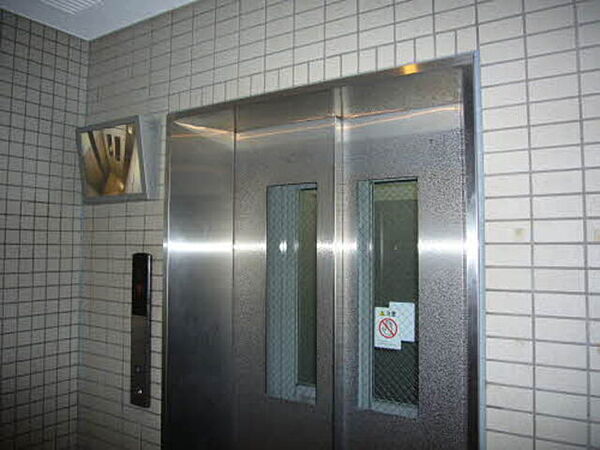 画像4:エレベーター内にも防犯カメラを設置しています。