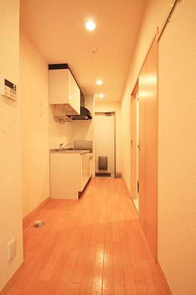 画像15:玄関からキッチンは機能的に配置されています。