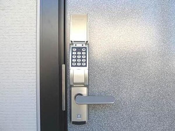 画像16:【玄関・デジタロック】玄関の鍵にはデジタロックを採用♪暗証番号の入力で開錠できますので、鍵を持ち歩かなくていいです☆鍵の紛失防止にもなります♪※電池式のため電池が切れた場合は交換して下さい。