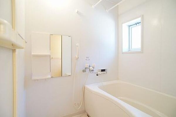 画像9:■浴室■1日の疲れを取るお風呂は白を基調とした清潔感ある浴室。沸かし直しができて経済的な追焚機能付☆