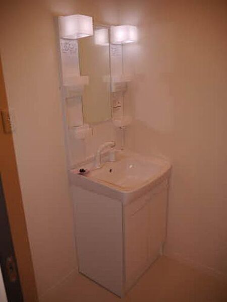 画像7:☆忙しい朝に便利な洗面化粧台☆　リフトアップ可能なハンドシャワーは、シャワーと直流の切替可能で便利です♪