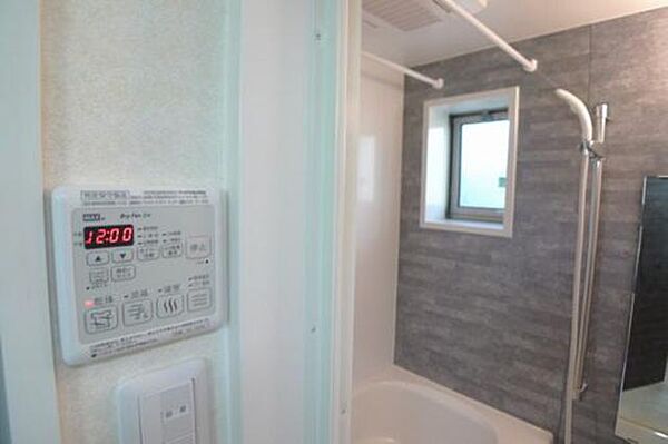 画像15:【浴室】浴室乾燥機付きなので、雨の日はこちらで洗濯物を干すことも可能です☆※同物件の202号室の写真となります。実際の部屋と異なる場合がございます。