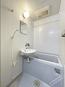 鏡付きの使いやすい洗面です。浴室一体型タイプ。