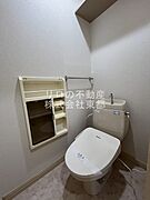 スッキリ収納できる小物入れ付きのトイレです♪