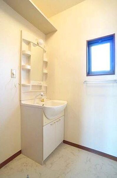 画像11:【Sanitary】洗髪洗面化粧台は、楽な姿勢でシャンプーやハンドシャワーでお掃除も簡単です。