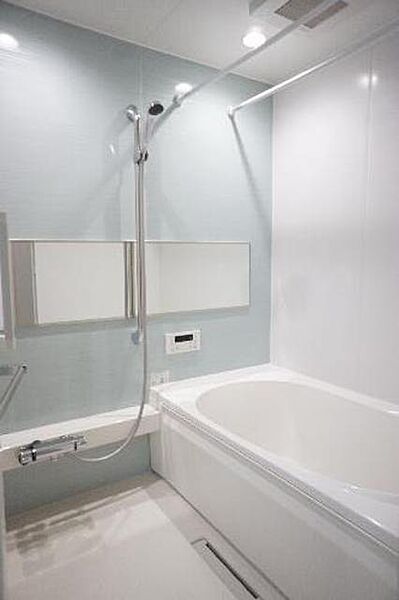 画像11:浴室　デザインパネルがおしゃれな浴室で寛ぎのひと時を。1日の疲れを癒してください