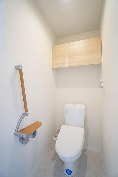 画像11:【トイレ】温水洗浄便座つきです☆上部には収納があります♪ペーパーホルダー有♪