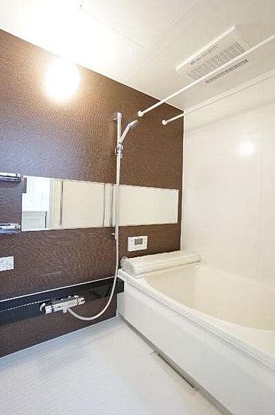 画像11:追い焚き給湯機能付きエコキュートです。浴室暖房乾燥機でバスルームで室内干しが出来ます