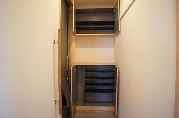 画像12:玄関収納は、上下に分かれています。小物を置くのに便利です。安全手すりも設置有。