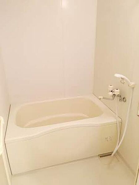 画像9:白色を基調とした清潔感のあるバスルームです♪