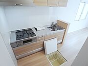 システムキッチン。3口ガスコンログリル付き