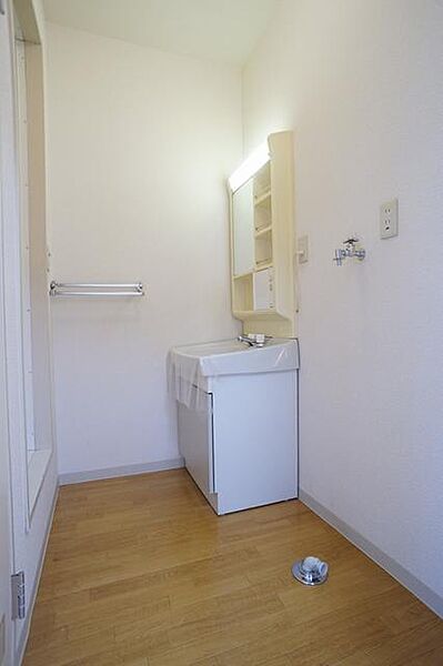 画像14:洗面化粧台と手前は洗濯機置場です。
