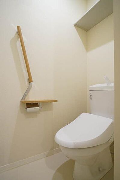 画像15:温水洗浄便座、手摺付きペーパーホルダー、棚板付きのトイレ☆