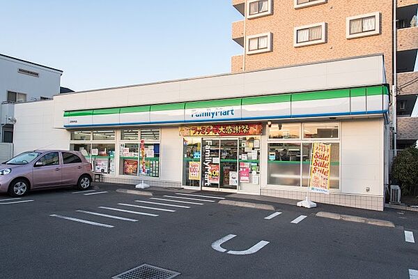 ファミリーマート日野神明店 657m