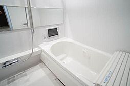 通常よりもワンサイズ大きめ（当社比）のバスタブでＴＶを見ながらゆっくりと一日の疲れを癒しませんか？