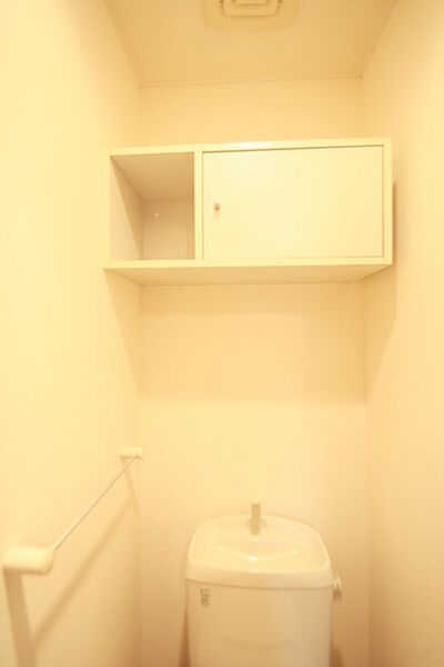画像21:トイレには上部棚やタオル掛けがあります