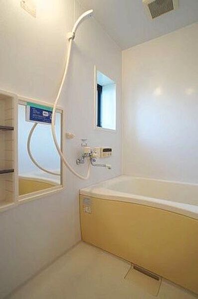 その他画像：【Bathroom】お風呂はくつろぎの空間ですね。毎日のリラックスタイムに是非！追焚給湯機能付でご家族にも安心！