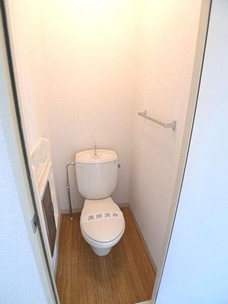 画像28:【トイレ】トイレもくつろぎの空間になるかもしれません。木目調の床材が安心感を演出してくれます。