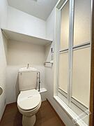 人気アイテムの温水洗浄便座。清潔感のあるトイレです。