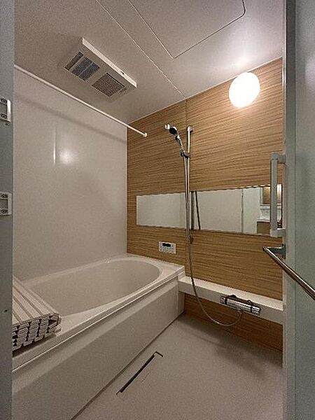 画像9:【浴室】1日の終わりは清潔感のある快適な空間で、ゆっくりと疲れを癒してください♪浴室暖房乾燥機、追焚給湯機能付です！アクセントパネルがお洒落です！