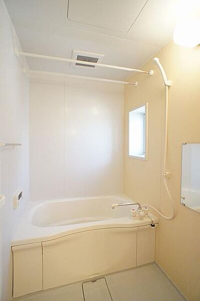 画像14:◆浴室◇　日々の疲れを癒す浴室は清潔感溢れるホワイトにベージュのアクセント。物干しバーは、幅の広いバスタオルを掛けたりするのに大助かり。24時間換気システム付きです。