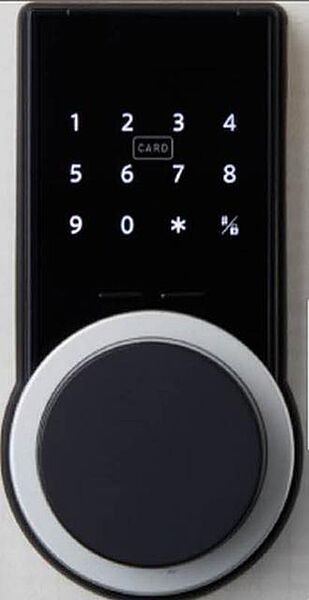 画像11:スマートロック（ＩＣカードや携帯でも施錠可能です）またアプリから遠隔で施錠も可能