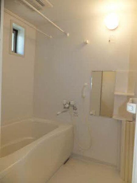画像5:換気、採光に便利な小窓付浴室です。