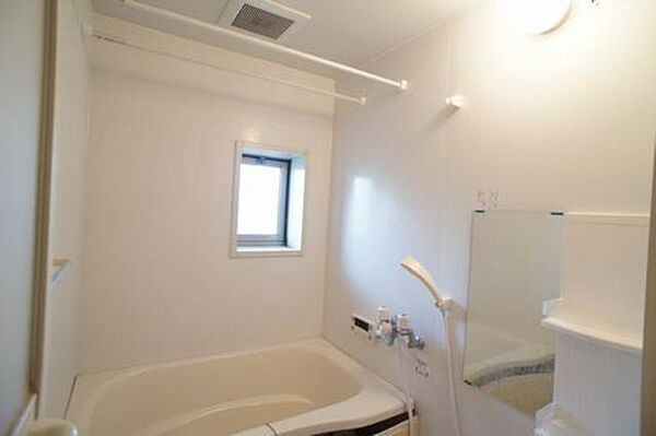 画像8:浴室　いつも温かい入浴ができる追い焚き給湯　物干しバーも設置　換気小窓もございます