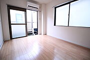 2面採光なので、明るく風通しのよい過ごしやすいお部屋です♪