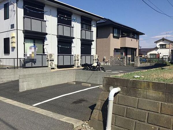 画像3:建物前面が駐車場の為日当たり良好です。