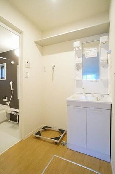 画像9:【洗面所】独立洗面台のある脱衣スペースです☆