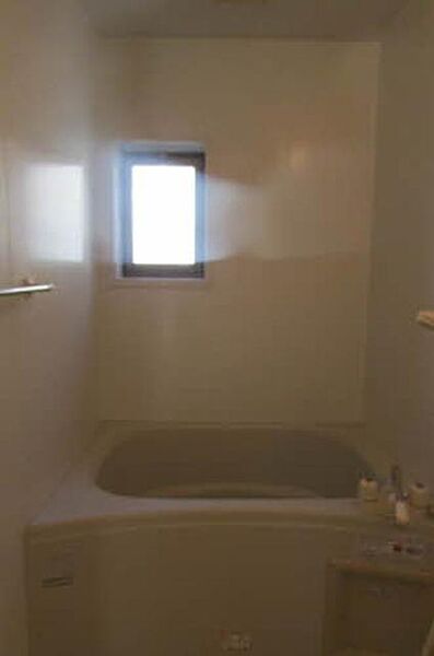 画像14:窓がある浴室は衛生面＆通気性が魅力！いつでも清潔なお風呂でリフレッシュ☆