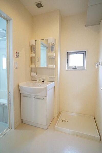 画像9:洗面室にも小窓があり、明り取りにも換気にも便利です♪