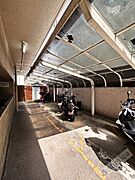 屋根も付いてる、バイク置場もございます♪♪