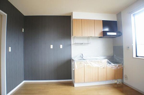 画像16:■キッチン■　ウッドを基調とした建具で清潔感溢れ、明るい雰囲気の壁付けキッチン。