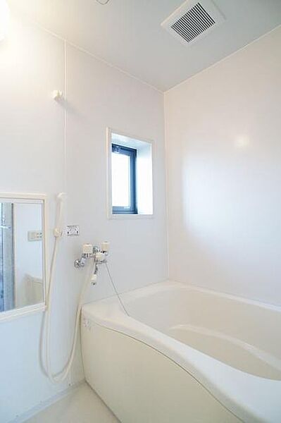 その他画像：【浴室】1日の終わりは清潔感のある快適な空間で、ゆっくりと疲れを癒してください♪