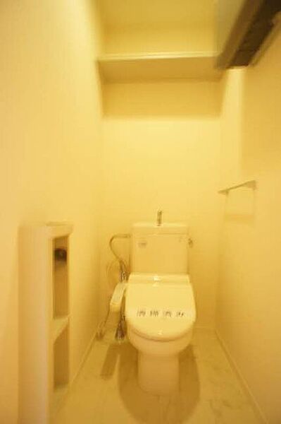 画像10:【トイレ】今や老若男女に必須アイテムの洗浄機能付暖房便座です！上部には空間を利用しトイレットペーパー等をストックできる棚が付いています。