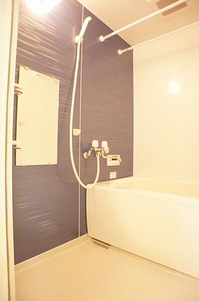 画像10:■浴室■1日の疲れを癒してくれる浴室はブルーのアクセント壁が印象的♪