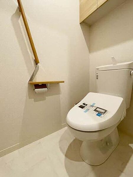 画像7:【トイレ】上部吊戸棚、手摺、小物置きに使えるペーパーフォルダー天板があり、機能的にも充実しています。