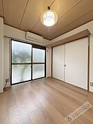 内装は落ち着いています。おおきな窓で明るさを演出。