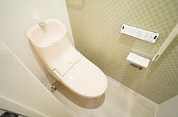 トイレには、洗浄機能付き便座・おしゃれなペーパーホルダーも採用です☆