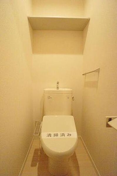 画像13:お尻に優しいシャワー機能付き暖房便座の付いたトイレです。