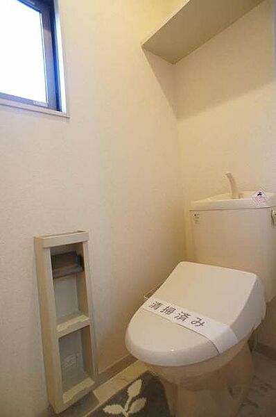 画像11:温水洗浄機能付トイレです。※家具はイメージです。