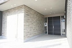 重厚感のあるエントランス♪本物の石を切貼し、意匠性を高めました☆