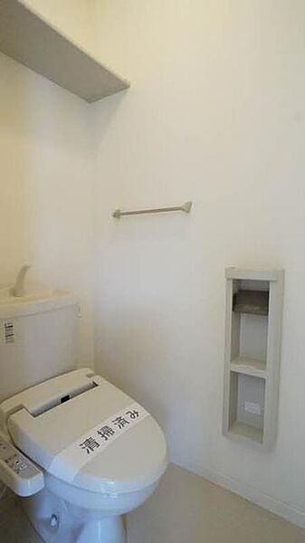 画像13:【トイレ】今や老若男女に必須アイテムの洗浄機能付暖房便座です！上部には空間を利用しトイレットペーパー等をストックできる棚が付いています♪