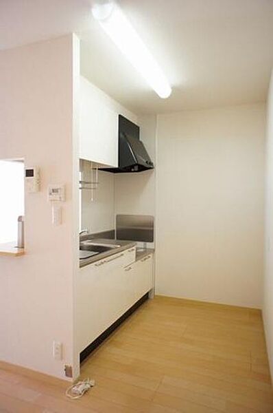 画像7:●キッチン●対面式のキッチンです♪上下に収納スペースがあります♪