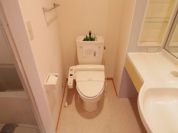 画像10:トイレ　別部屋の写真です