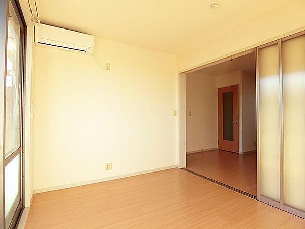 画像8:【洋室】南向きのお部屋です♪半透明のスライドドアでダイニングと仕切っております☆写真のように扉を開ければ大きなリビングのように利用できます。暖房効率を上げるために閉め切って利用してもＯＫ！！