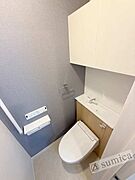 人気アイテムの温水洗浄便座。清潔感のあるトイレです。
