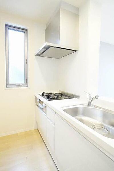 画像5:【ＬＤＫ】ホワイトのパネルが清潔感を与えてくれるキッチンセットです。窓があるので換気にも便利です。